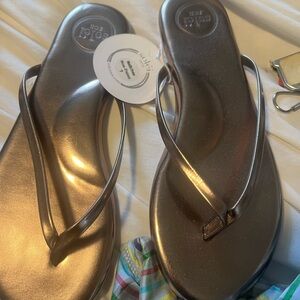 NWT Solei sea flip
Flop sandal size 7, metallic pewter